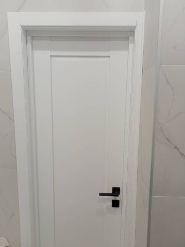 Установлен новый замок в белую дверь, выполнены вырезы для механизма и ручки, произведена точная подгонка, обеспечена плавная работа, аккуратный внешний вид.