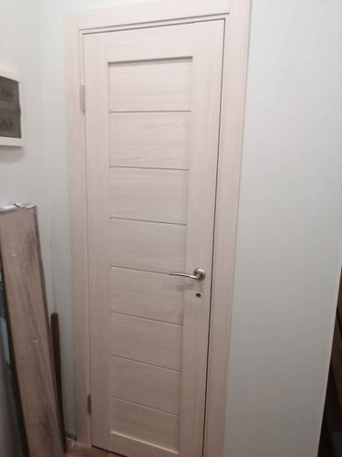 Установлены дополнительные элементы вокруг входной конструкции, обеспечивая завершённый вид и улучшенную изоляцию. Все детали аккуратно подогнаны, создавая гармоничный и эстетичный облик.