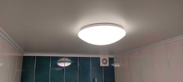 На потолке закреплён светильник. Подготовлено отверстие, подключена проводка, установлено устройство. Проверена работа, обеспечено равномерное освещение. Завершён монтаж.