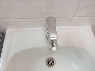 Установка раковины с тумбой