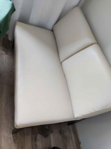 Собран новый диван: установлены каркас, прикреплены подушки, закреплены ножки, проверена устойчивость, обеспечена надежность конструкции, выполнена финальная проверка качества.