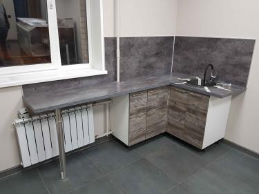 Установлена новая столешница на кухне, выполнены подгонка и монтаж. Обновлены поверхности, обеспечена надежная фиксация. Завершены работы по замене и улучшению функциональности.