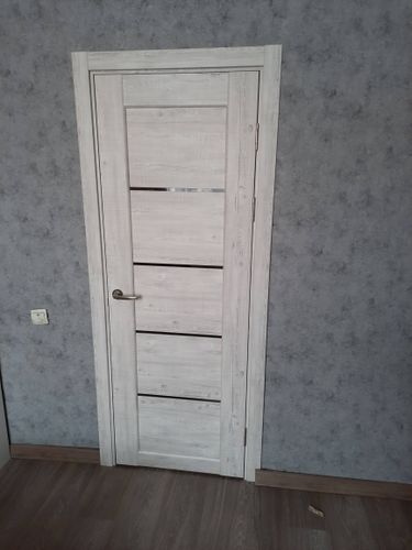 Установлена новая деревянная створка, закреплена коробка, врезаны петли, смонтирована ручка, отрегулировано полотно, обеспечена плавная работа, завершены отделочные работы.