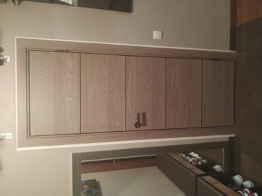 Установлена складная конструкция, закреплены направляющие, смонтированы панели, проверена плавность движения, отрегулированы элементы, обеспечена надежность креплений, завершена отделка проема.