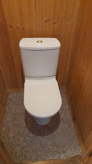 Установлен новый унитаз, закреплен на полу, подключен к водопроводу, проверена герметичность соединений, отрегулирован сливной механизм, устранены протечки, проведена очистка поверхности.