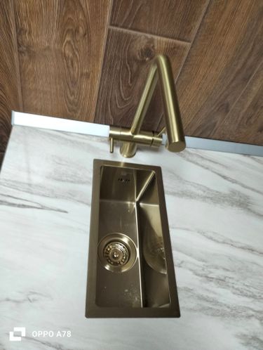 Установлено устройство для переработки отходов под раковиной, подключено к водопроводу и электричеству, проверена работоспособность, обеспечена герметичность соединений, выполнена настройка.