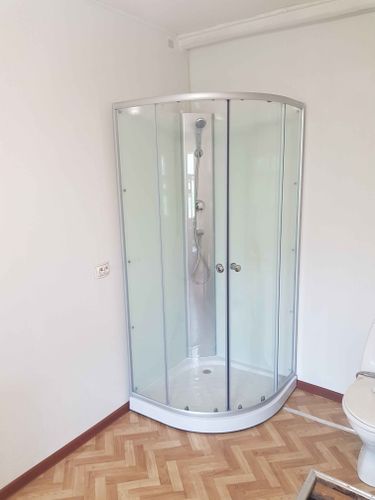 Установлена современная душевая конструкция с гидромассажной функцией. Подключены все необходимые коммуникации, обеспечена герметичность, проверена работоспособность системы.