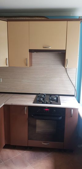 Установлен и подключён прибор для измельчения отходов на кухне. Проведены работы по монтажу устройства под раковину, подключению к водопроводу и электросети, проверена функциональность.