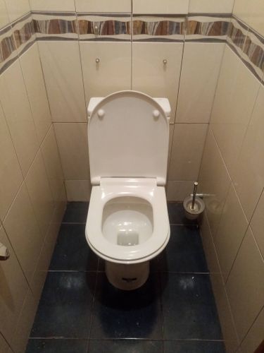 Завершена установка нового напольного унитаза, проведена замена старых деталей, проверена герметичность соединений, отрегулирован механизм слива, очищена поверхность от загрязнений.