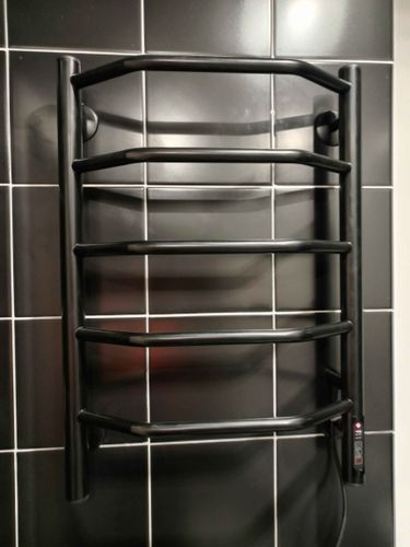 Электрический прибор закреплён на стене, подключён к сети, проверена работоспособность, установлены крепления, обеспечена безопасность, проведены необходимые электротехнические работы.