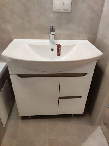 Установлена новая раковина с тумбой, подключен смеситель, выполнено подключение к водопроводу и канализации, проверена герметичность соединений, произведена регулировка дверок.