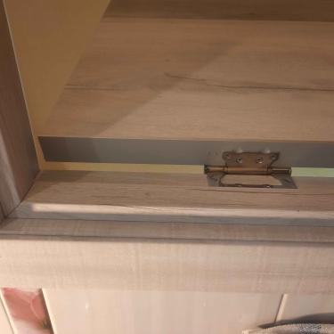 Установлены дополнительные элементы на дверной проем, обеспечивая завершенный вид и улучшенную функциональность. Все детали аккуратно подогнаны и закреплены для надежности и эстетики.