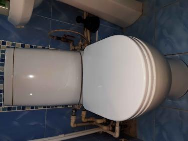 Установлен новый сливной механизм, заменены прокладки, отрегулировано крепление бачка, устранены протечки, проверена герметичность соединений, обновлены крепежные элементы.