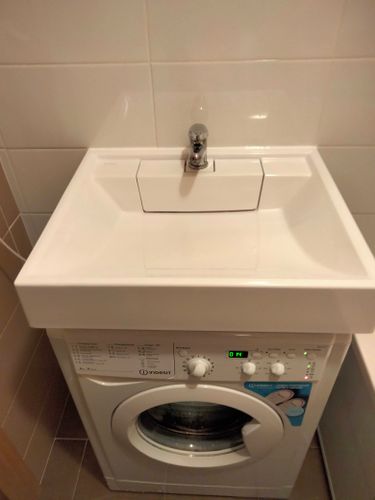 Подключено оборудование, выполнен монтаж к водопроводу и канализации, проверена герметичность соединений, проведено тестирование работы, установлена техника на место, выровнена по уровню.