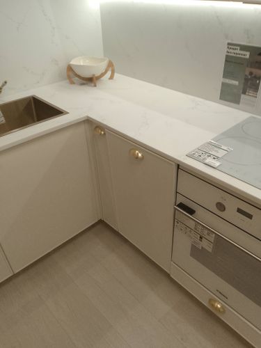 Установлена гладкая поверхность из искусственного камня, выполнены точные замеры, произведена подгонка и монтаж. Обеспечена надежная фиксация и герметизация швов для долговечности.