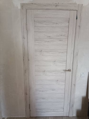 На деревянной створке выполнено углубление для механизма, установлена ручка, закреплены все элементы, проверена работоспособность, обеспечена плавная работа, завершена отделка.