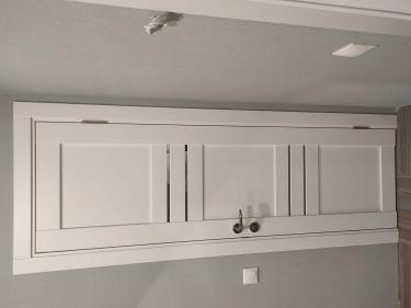 Установлены доборы на входную дверь, обеспечивая завершённый вид и гармоничное сочетание с интерьером. Работа выполнена аккуратно, с учётом всех деталей и требований.