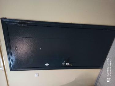 Установлена новая металлическая дверь, выполнен монтаж коробки, закреплены петли, врезан замок, проверена плотность прилегания, завершена отделка откосов, произведена проверка функциональности.