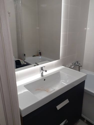 Установлена раковина: подключены трубы, закреплен смеситель, герметизированы швы, проверена герметичность, проведено тестирование на утечки, убран мусор, очищена поверхность.