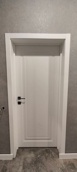 Выполнена установка замка в дверь: вырезано отверстие, закреплен механизм, установлены ручки. Работа завершена аккуратно, конструкция функционирует исправно.