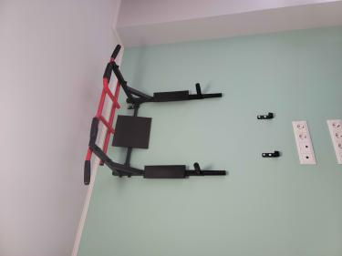 Закреплен спортивный снаряд на стене, использованы крепежные элементы для надежности и устойчивости конструкции. Установлен на оптимальной высоте для удобства использования.