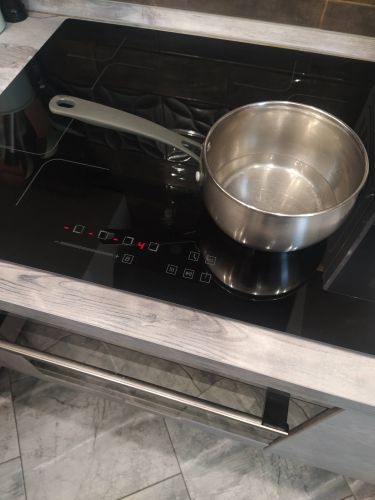 В столешнице выполнен вырез, установлена варочная поверхность, подключены коммуникации, проверена работоспособность, обеспечена надежная фиксация и герметизация.