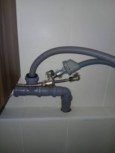 Установка отдельностоящей стиральной машины с подключением