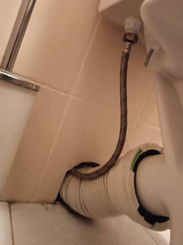 Установлен новый бачок, подключены шланги, проверена герметичность соединений, заменены крепления, выполнена регулировка уровня воды, проведена очистка поверхности от загрязнений.