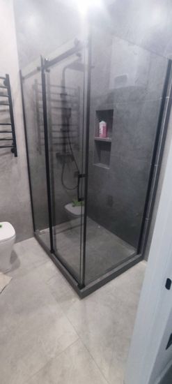 Установлена стеклянная конструкция с дверями, герметично закреплена на полу и стенах. Подключены водопроводные элементы, обеспечена надежная изоляция от протечек.