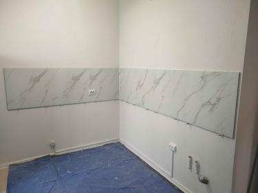 Выполнена установка подрозетников в стену с мраморной отделкой. Работа завершена аккуратно, розетки надежно закреплены, проводка скрыта. Обеспечена функциональность и эстетика интерьера.