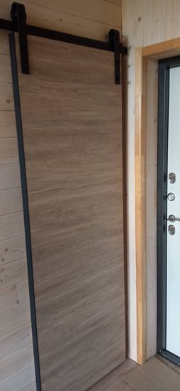 Установлена раздвижная система с одной панелью. Закреплены направляющие, обеспечивающие плавное движение. Проведена регулировка для точного прилегания и надежной фиксации.