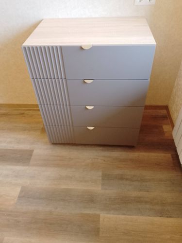 Собран новый комод: установлены ящики, закреплены фасады, выровнена конструкция, проверена устойчивость, прикреплены ручки, выполнена финальная проверка качества сборки.