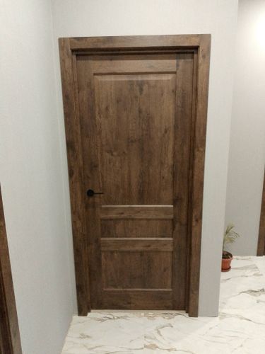 Установлена деревянная створка с коробкой, закреплены петли, врезана ручка, отрегулировано полотно, выполнена отделка проема, обеспечена плавность открывания.
