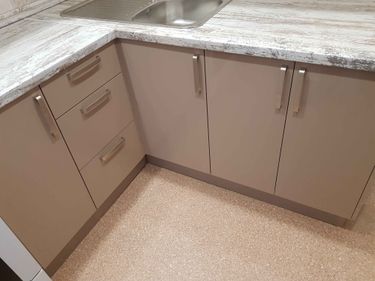 Установлены шкафы, закреплены фасады, смонтирована столешница, врезана мойка, прикреплены ручки. Завершена сборка и установка кухонного гарнитура с учетом всех деталей и элементов.