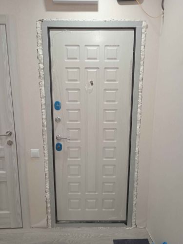 Установлена металлическая дверь, закреплена в проеме, обработаны швы монтажной пеной, установлены ручка и замок, обеспечена герметичность и надежность конструкции.