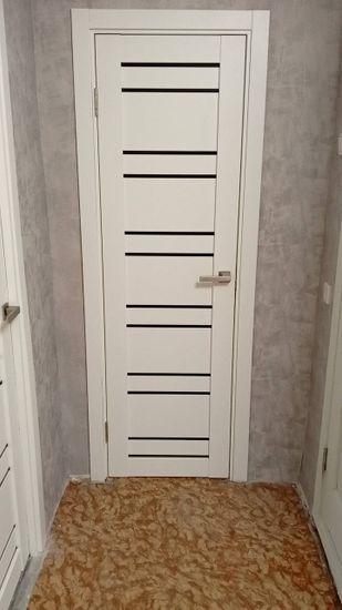 Установлена новая деревянная створка, закреплены петли, врезан замок, отрегулирована фурнитура, проверена плавность открывания, завершена отделка проема, обеспечена надежная фиксация конструкции.