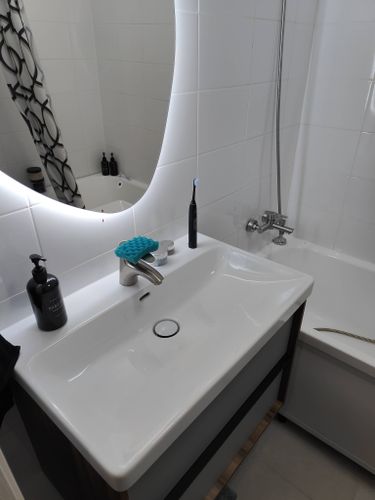 Выполнена замена изношенной детали в смесителе. Установлена новая кранбукса, обеспечивающая плавное функционирование. Проверена герметичность соединений, устранены протечки.