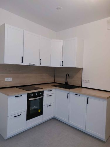 Установлены шкафы, закреплены фасады, смонтирована столешница, врезана варочная панель, подключена мойка, установлены ручки, выровнены поверхности, подключены розетки.