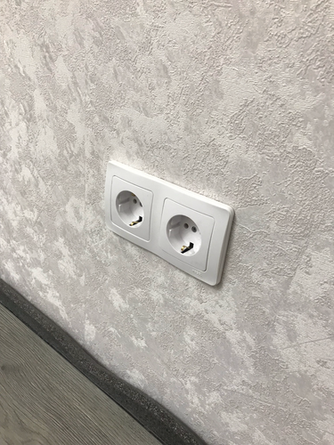 Установлено двойное гнездо в стене, выполнено подключение к электросети, проверена работоспособность, обеспечена надежная фиксация, соблюдены стандарты безопасности, завершена отделка поверхности.