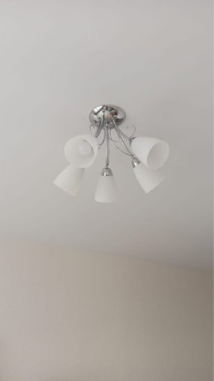 Установлено осветительное устройство на потолке, выполнено подключение к электросети, проверена работоспособность. Закреплены все элементы, обеспечена надежная фиксация и безопасность.