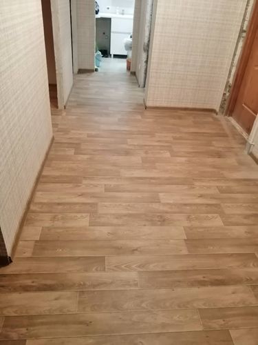 Покрытие ровно уложено на подготовленное основание, стыки аккуратно подогнаны, материал надежно закреплен, создавая гладкую и эстетичную поверхность, гармонирующую с интерьером помещения.