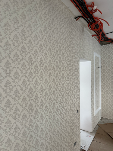 На стенах аккуратно размещены фотообои с узором, создающим гармоничный интерьер. Все стыки ровные, без видимых дефектов, что придаёт помещению завершённый и стильный вид.