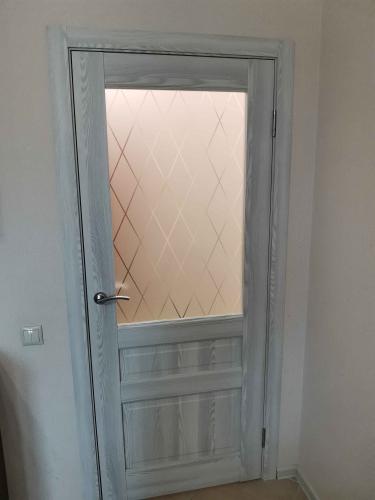 Установлена складная конструкция, обеспечивающая экономию пространства. Закреплены направляющие, выполнен монтаж полотна, проверена функциональность и плавность хода.