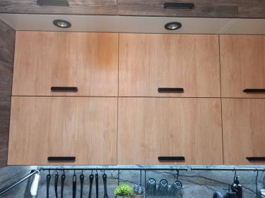 Изготовлены канавки в кирпичной стене для прокладки проводов, обеспечивая аккуратное размещение коммуникаций.