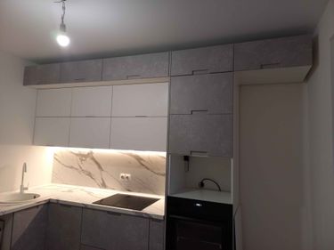 Выполнена работа по точному раскрою и установке кухонных панелей. Фасады аккуратно подогнаны, обеспечивая современный и стильный вид. Все элементы гармонично сочетаются, создавая единый ансамбль.