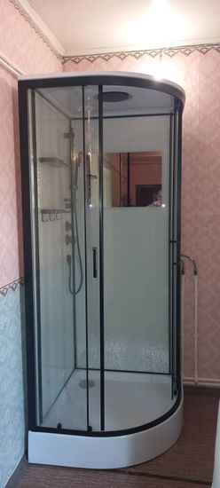 Установлена современная душевая кабина: закреплены стеклянные панели, подключены водопроводные трубы, смонтирован поддон, герметично зафиксированы двери, проверена работоспособность системы.
