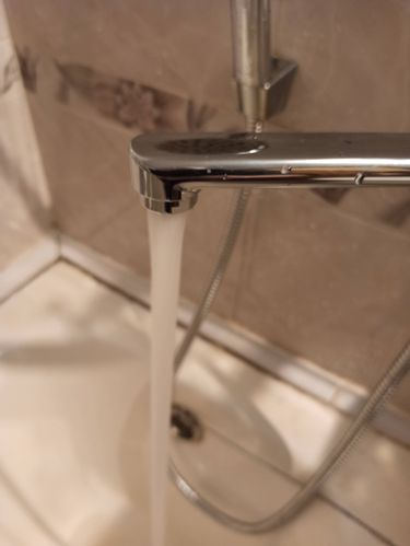 Установлено новое оборудование, подключены водопроводные трубы, проверена герметичность соединений, обеспечен стабильный поток жидкости, выполнена проверка функциональности.