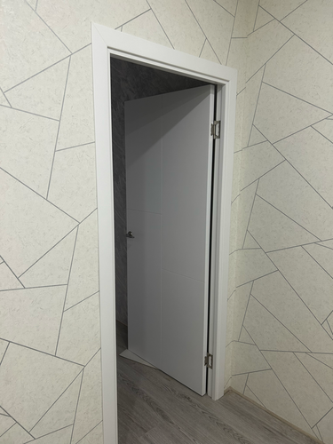 Установлен запорный механизм в деревянную створку, выполнено точное вырезание отверстия, закреплены ручки и защелка, обеспечена плавная работа и надежная фиксация.