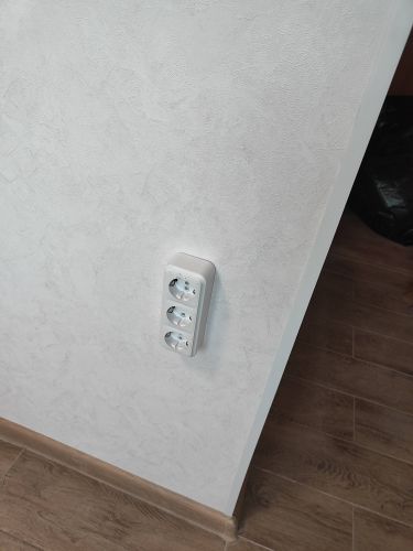 Установлен тройной блок розеток на стене. Проведены работы по подключению электропроводки, закреплению корпуса и проверке работоспособности. Завершено оформление поверхности.