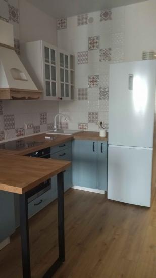 Установлены шкафы, закреплены фасады, смонтирована столешница, подключена раковина, вмонтирована варочная панель, установлены ручки, проведены коммуникации, завершена сборка мебели.